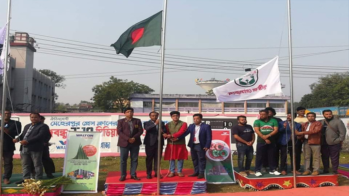 মেহেরপুরে বঙ্গবন্ধু টি-টেন মিডিয়া কাপ ক্রিকেট টুর্নামেন্ট অনুষ্ঠিত হয়েছে।